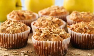 Apfel-Muffins mit Haferflocken und Walnüssen