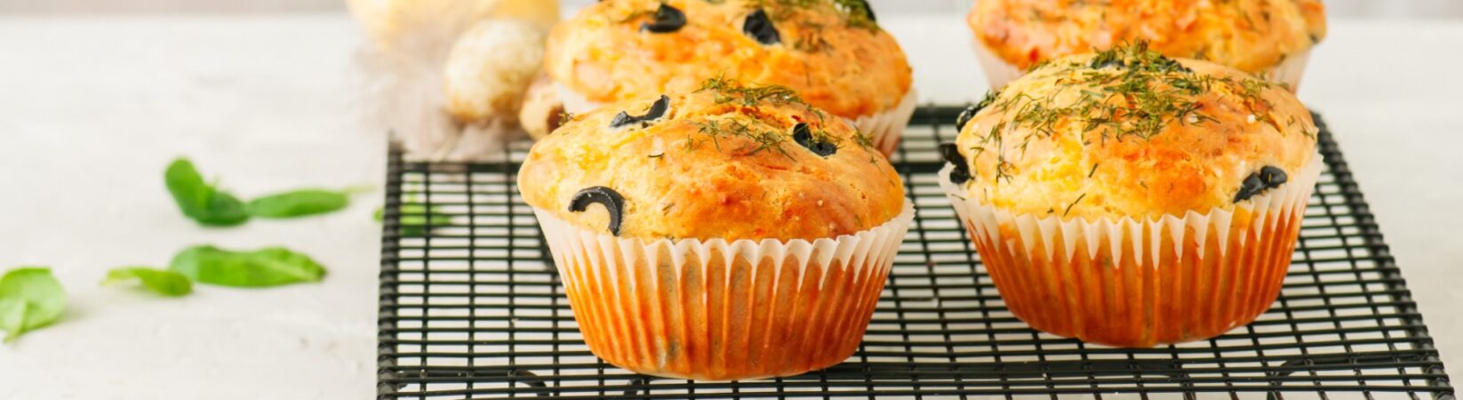 Zucchini-Muffins mit Oliven und Parmesan