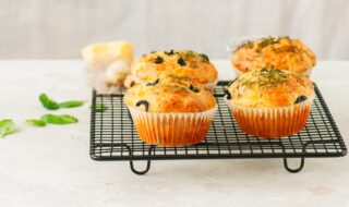 Zucchini-Muffins mit Oliven und Parmesan