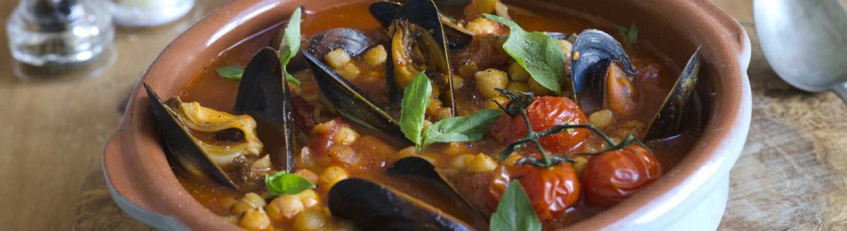 Muschelsuppe mit Kichererbsen und Kirschtomaten