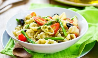 Nudeln mit Tomaten, Spargel und Pesto Nudeln mit Tomaten, Spargel und Pesto