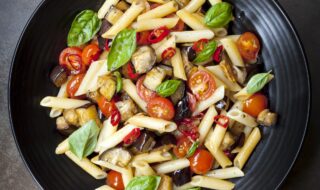 Nudel-Tomatensalat mit Aubergine und Chili Nudel-Tomatensalat mit Aubergine und Chili