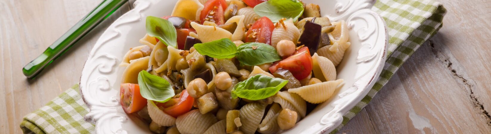 Nudelsalat mit Aubergine, Tomate und Kichererbsen