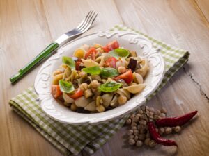 Nudelsalat mit Aubergine, Tomate und Kichererbsen