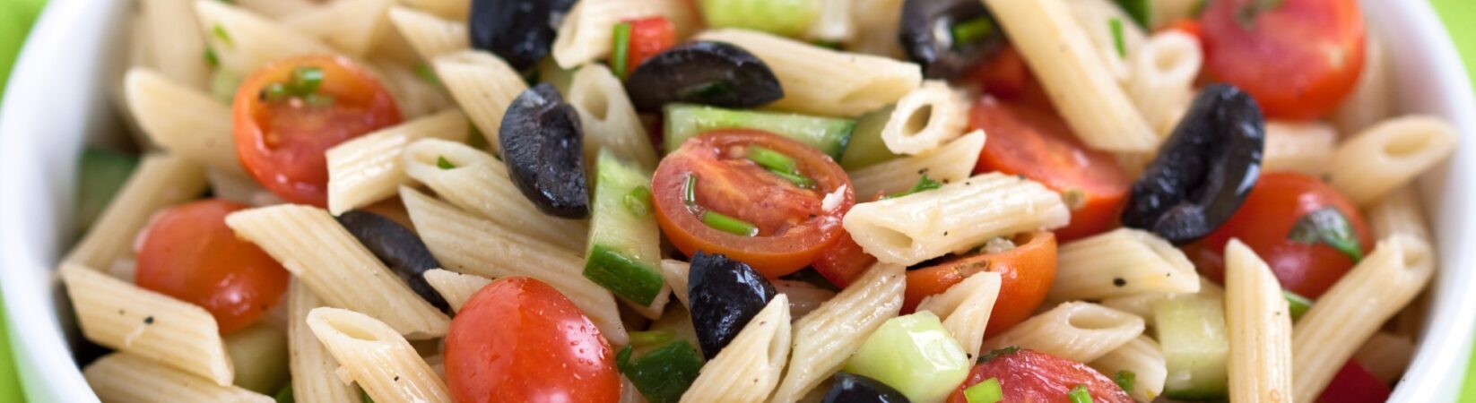 Nudelsalat mit Kirschtomaten, Oliven und Gurke