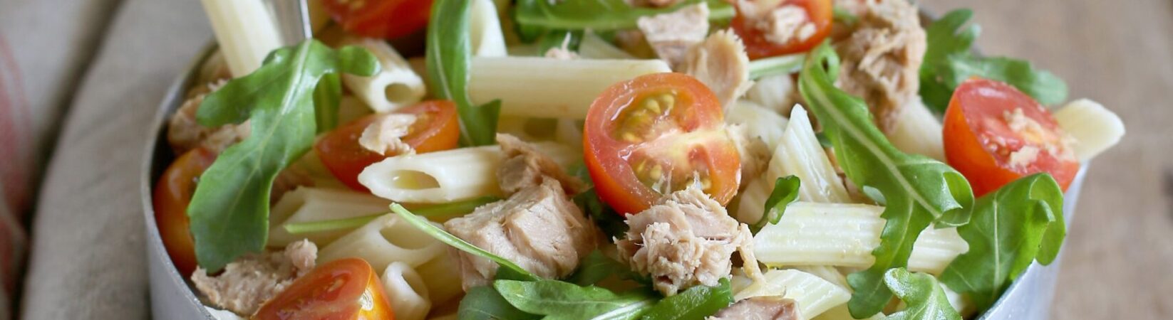 Thunfisch-Nudelsalat mit Rucola und Kirschtomaten