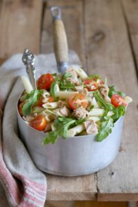 Thunfisch-Nudelsalat mit Rucola und Kirschtomaten