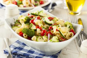 Brokkoli-Zucchini-Nudelsalat mit Tomaten