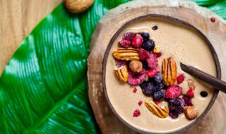 Nussbowl mit Banane, Kakao und Beeren Nussbowl mit Banane, Kakao und Beeren