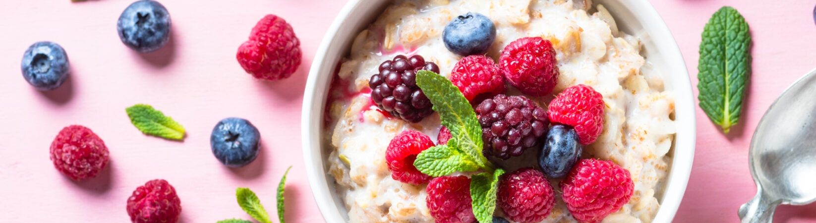 Bananen-Porridge mit Beeren