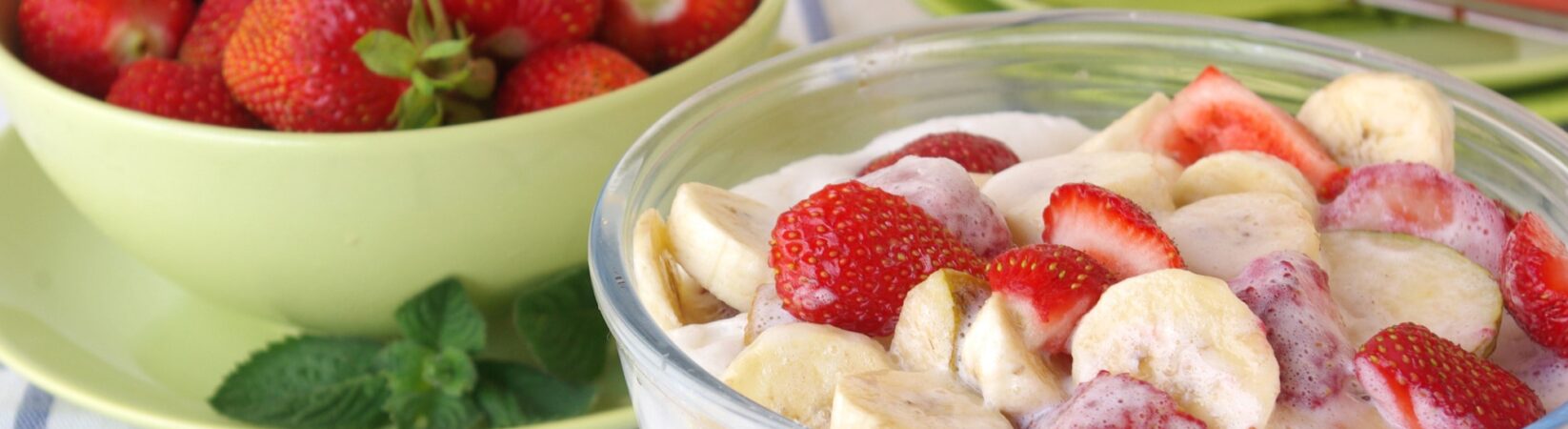 Obstsalat mit Banane, Erdbeeren und Sojaquark