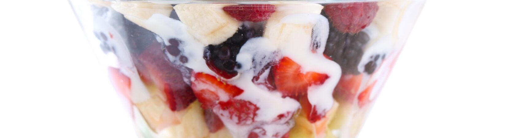 Obstsalat mit Quark, Beeren, Banane und Birne