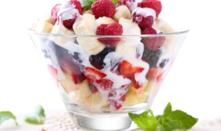 Obstsalat mit Quark, Beeren, Banane und Birne