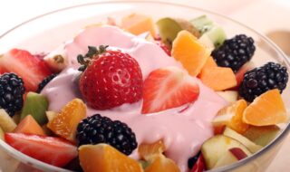 Obstsalat mit Erdbeer-Sojaquark Obstsalat mit Erdbeer-Sojaquark