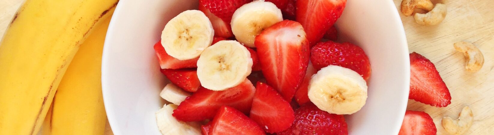 Erdbeer-Bananensalat mit Gojibeeren und Cashews