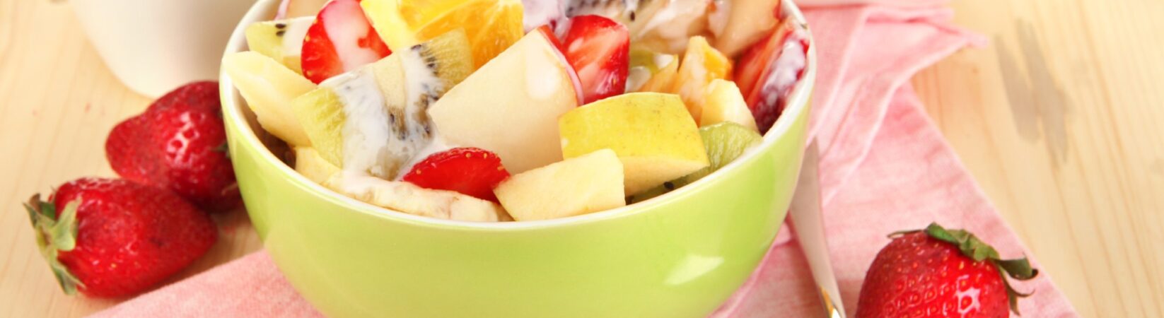 Obstsalat mit Erdbeeren, Orange, Apfel, Kiwi und Joghurt