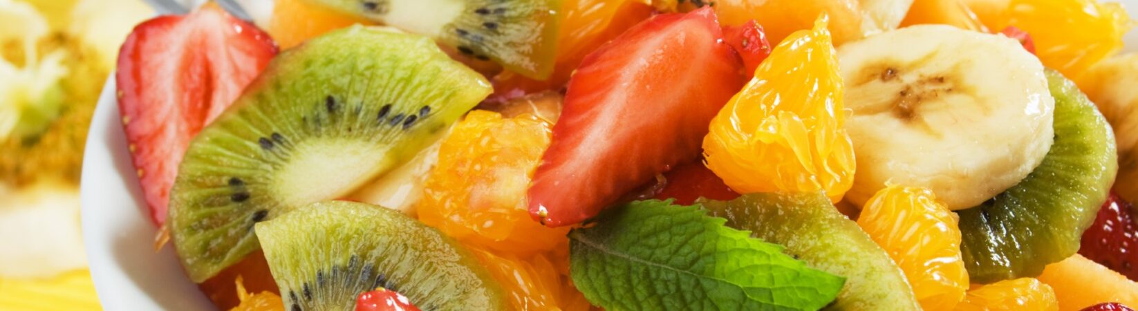 Obstsalat mit Erdbeeren, Orange, Banane und Kiwi