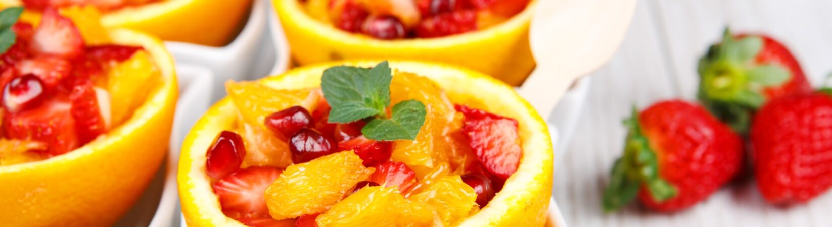 Obstsalat mit Erdbeeren, Orange und Granatapfel