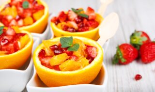 Obstsalat mit Erdbeeren, Orange und Granatapfel Obstsalat mit Erdbeeren, Orange und Granatapfel