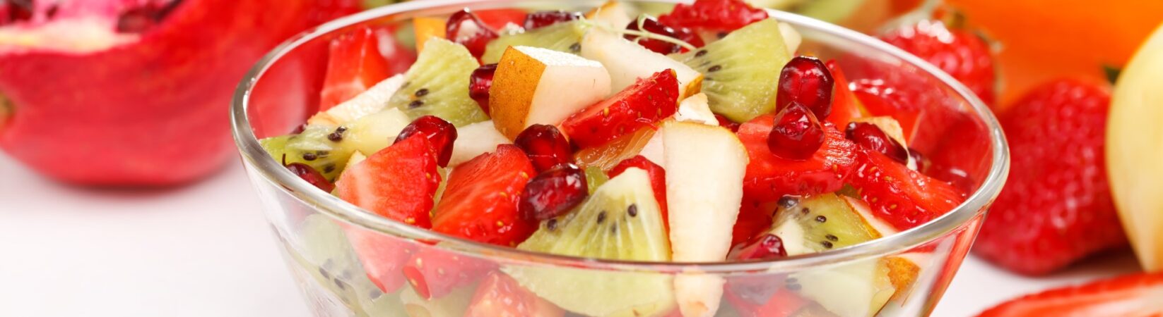 Obstsalat mit Granatapfel, Birne, Kiwi und Erdbeeren