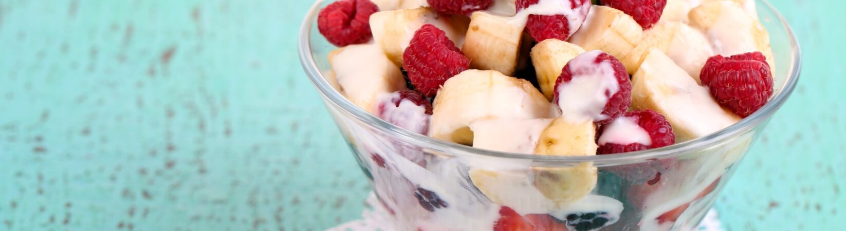 Obstsalat mit Himbeeren, Brombeeren, Banane und Joghurt