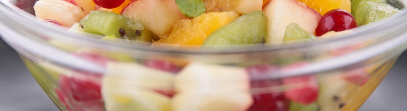 Obstsalat mit Orange, Apfel, Kiwi und Johannisbeeren