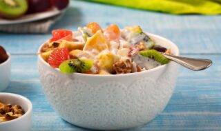 Zitrusfrüchte-Obstsalat mit Apfel und Walnüssen