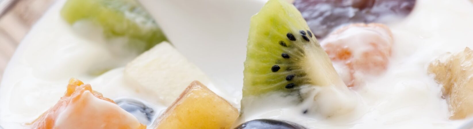 Obstsalat mit Sahnequark, Weintrauben, Kiwi und Banane