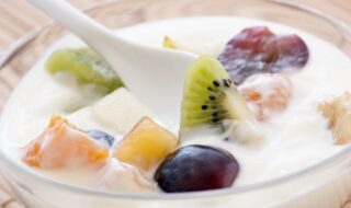 Obstsalat mit Sahnequark, Weintrauben, Kiwi und Banane Obstsalat mit Sahnequark, Weintrauben, Kiwi und Banane