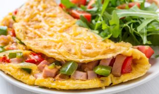 Omelett mit Hühnchen und Gemüse Omelett mit Hühnchen und Gemüse