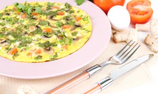 Kartoffel-Omelett mit Champignons, Tomate und Basilikum Kartoffel-Omelett mit Champignons, Tomate und Basilikum