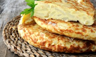 Omelett mit Kartoffeln und Feta Omelett mit Kartoffeln und Feta