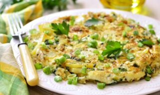Omelett mit Kartoffeln, Spinat und Frühlingszwiebel Omelett mit Kartoffeln, Spinat und Frühlingszwiebel