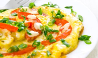 Omelett mit Tomaten und Frühlingszwiebel Omelett mit Tomaten und Frühlingszwiebel