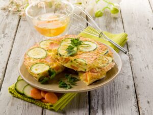 Omelett mit Zucchini und Möhren