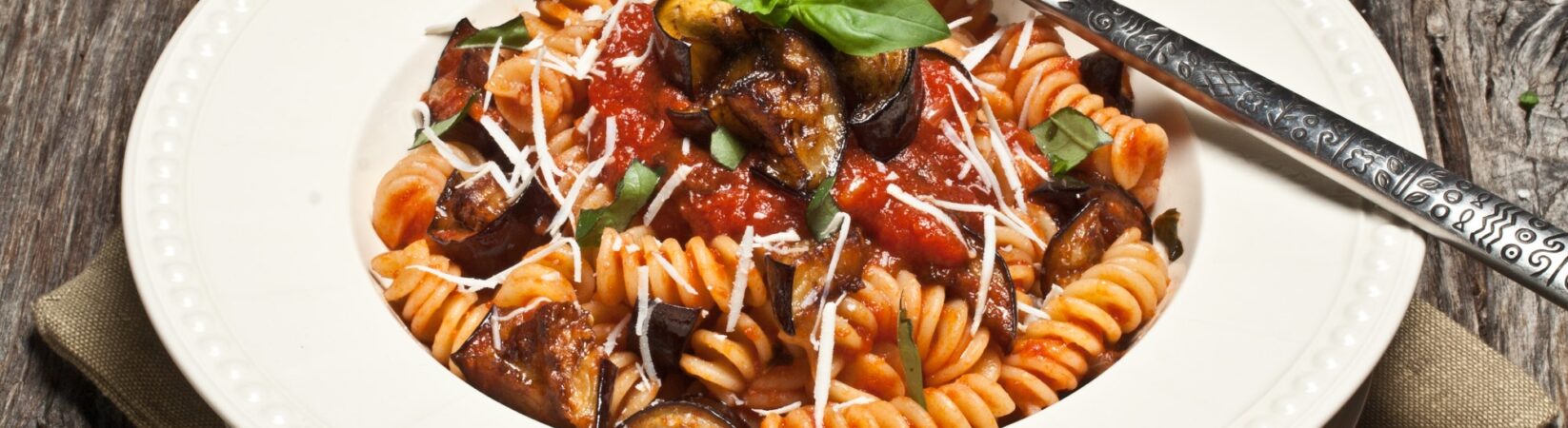 One-Pot-Pasta mit Soja-Hack und Aubergine