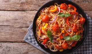 Spaghetti mit Sojahack, Tomaten und Paprika