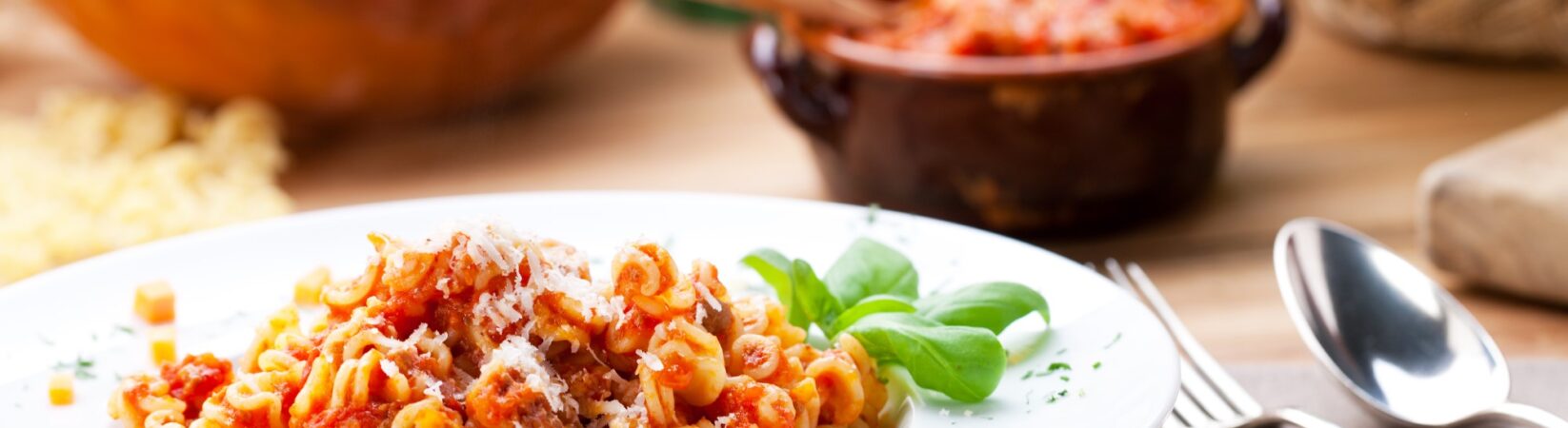 One-Pot-Pasta mit Soja-Hack und Tomatensauce