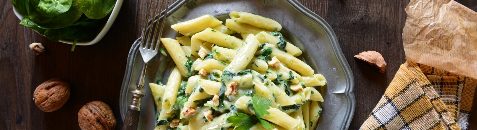 One-Pot-Pasta mit Soja-Hack und Spinat-Sahne-Sauce