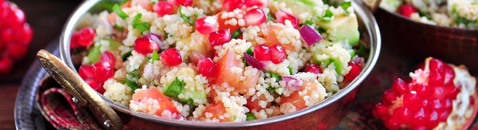 Orientalischer Couscoussalat mit Granatapfel und Avocado