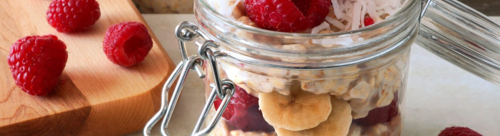 Overnight Flakes mit Banane, Himbeeren und Kokosraspel