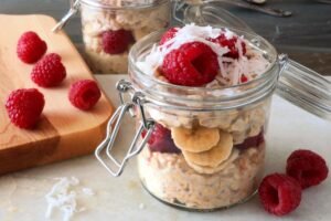 Overnight Flakes mit Banane, Himbeeren und Kokosraspel