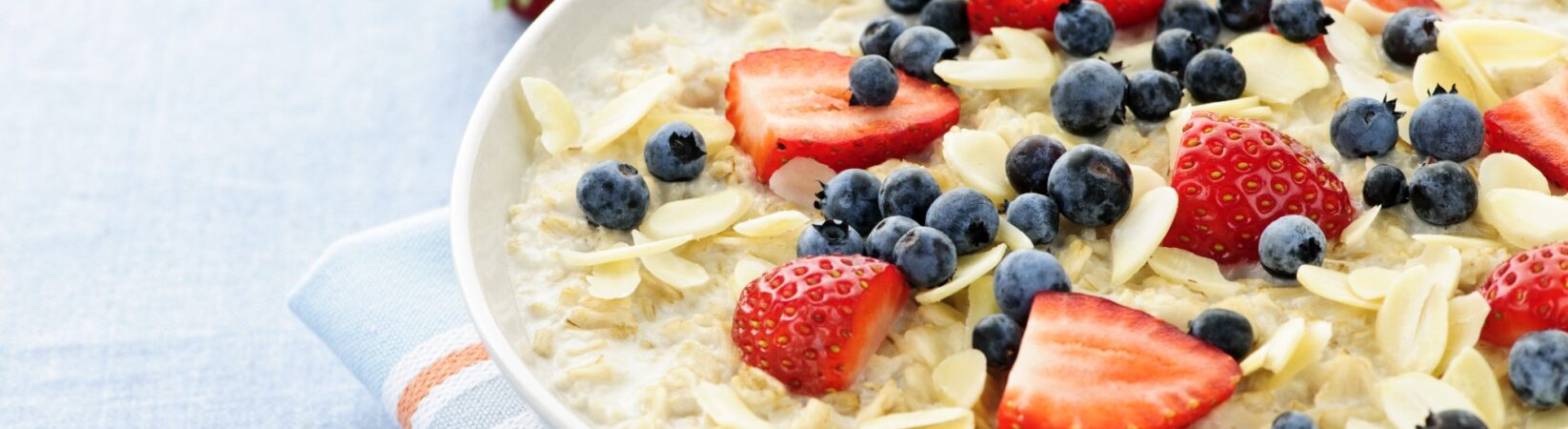 Overnight-Oats mit Erdbeeren, Blaubeeren, Mandeln und Vanille