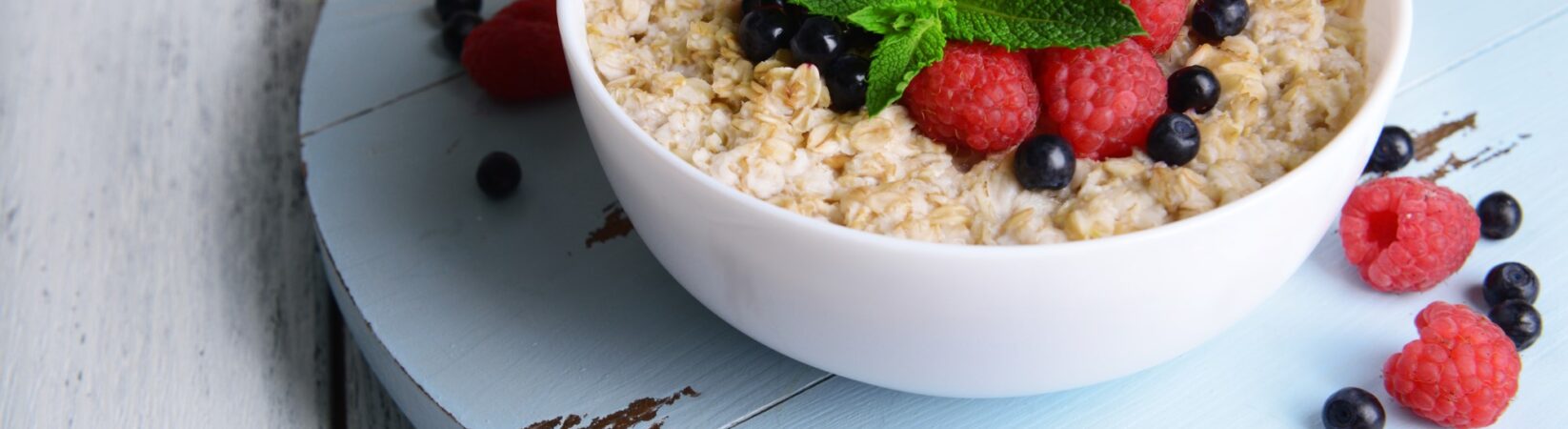 Overnight-Oats mit Himbeeren und Blaubeeren