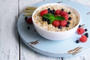 Overnight-Oats mit Himbeeren und Blaubeeren