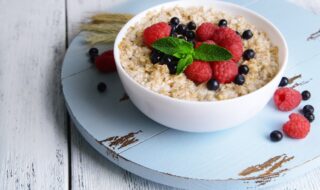 Overnight-Oats mit Himbeeren und Blaubeeren