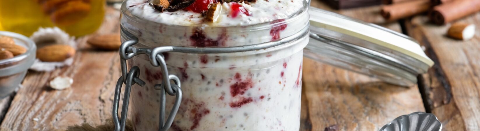 Kirsch-Overnight Oats mit Mandeln und Schokolade