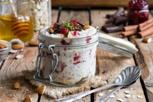 Kirsch-Overnight Oats mit Mandeln und Schokolade