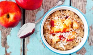 Overnight Oats mit Pfirsich und Kokosraspeln