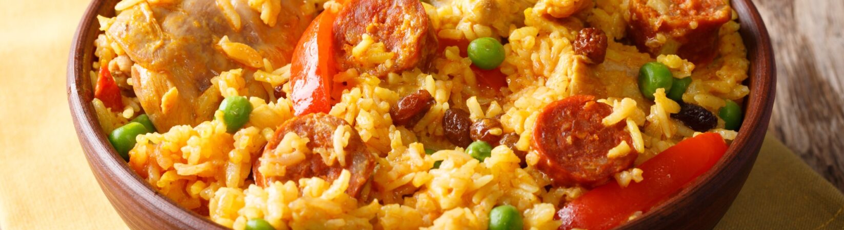 Paella mit Hähnchen, Chorizo, Erbsen und Paprika